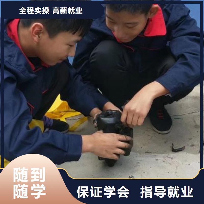 汽修培训学校学挖掘机钩机学费多少钱实操教学就业前景好